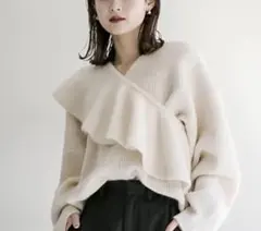 アイボリー ラッフルデザイン ニットセーター