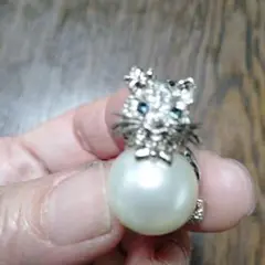 猫デザイン パールブローチ