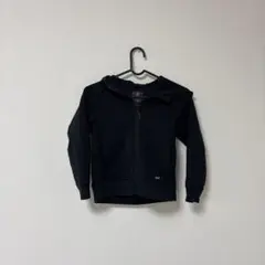 黒のフルジップパーカー