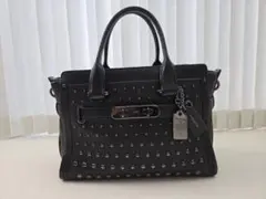 美品　COACH　スタッズ付ハンドバッグ