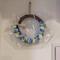 青と白の花のリース