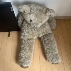 大きなベージュのクマのぬいぐるみ