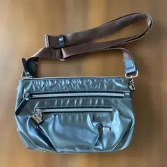 LA BAGAGERIE ショルダーバッグ ダークグレー 艶ありのサムネイル