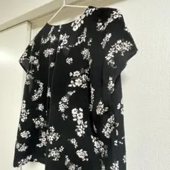 美品アーバンリサーチ　Vネック　フレンチスリーブ　花柄ブラック　Fサイズ