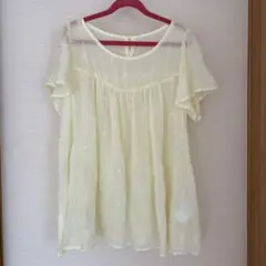 淡い黄色の刺繍入りTシャツearth music&ecology Freeサイズ