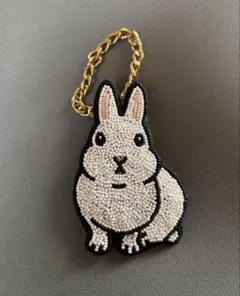 ビーズ刺繍うさぎブローチ