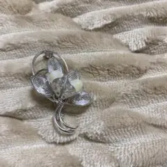 花デザインの銀色ブローチ