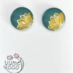 グリーンベースで黄色の花　ピアス　イヤリング　ハンドメイド【No.110】