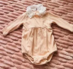 フリル付き襟のピンクロンパース