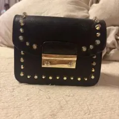 スタッズ付きブラックショルダーバッグ FURLA