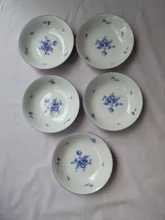 青い花柄の皿5枚セット