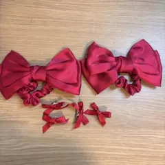 赤いサテンリボンゴム2個、ヘアクリップ4個セット