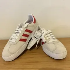 新品【adidas（アディダス）】ガゼルGAZELLEグレージュ×レッド23.5