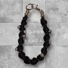 スマホハンドストラップ　シルバー×ブラック　シンプル　シック　落下防止