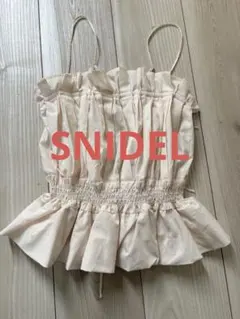美品　SNIDEL フリル付きアイボリーキャミソール