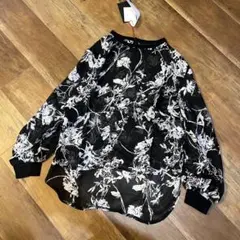 新品　tranoi プリントノーカラーブラウスのサムネイル