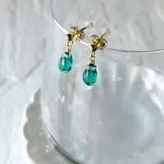 no1176エメラルドブルーガラスドロップ一粒ゴールドスタッドピアス　316l製