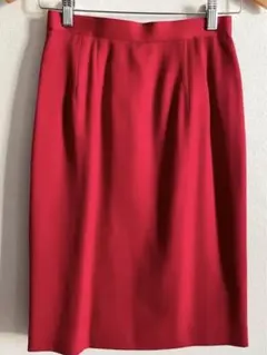 華やかな赤　映えます！　シンプルタイトスカート　着回し自在　オシャレな方に！