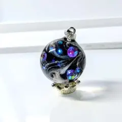 レジン球ペンダント 黒と青のグラデーション