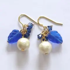 青いリーフのチェコビーズとコットンパールのピアス