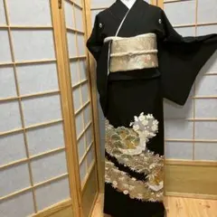 ［8195］黒留袖 美品 花車文 作家物 比翼付 五つ紋 源氏車 正絹 着物 袷 8195］黒留袖 美品 花車文 作家物 比翼付 五つ紋 源氏車 正絹 着物 袷