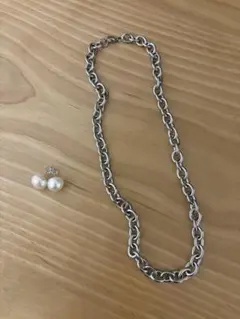 シルバーチェーンネックレスとパールピアスセット