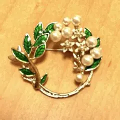 葉とパールのブローチ