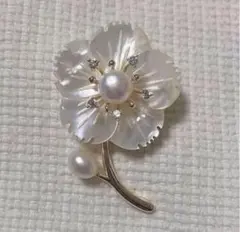 ブローチ 桜 花 天然石 白蝶貝 スワロフスキー パール　白18KGP