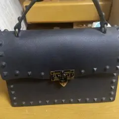 スタッズ付き黒ハンドバッグ