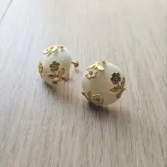 花モチーフ オフホワイトとゴールドのまんまるイヤリング
