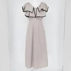 フリル付きグレーのワンピース