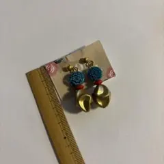 ハンドメイド　青いビーズの金色フープピアス