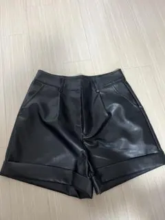 黒 合成皮革 ハイウエスト ショートパンツ