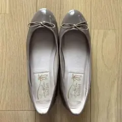 ラウナレア♡【レイン対応】バレエシューズ ベージュ エナメル 23.5cmのサムネイル