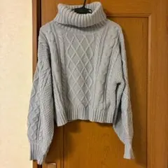 グレー タートルネック ケーブルニット セーター