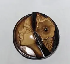 ヴィンテージ　木彫りブローチ　横顔と花　直径45mm