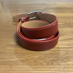 赤いレザーベルト メタルバックル付き