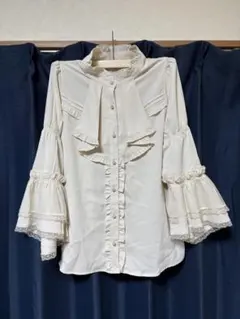 アイボリー フリル付きシャツ