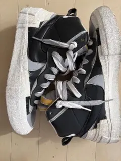 sacai × NIKE BLAZER MIDのサムネイル