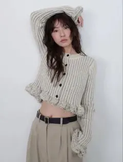 クラネ　W FACE SHORT FRILLED KNIT TOPSのサムネイル