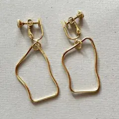 歪みフープ、変形フープイヤリング　ゴールドカラー