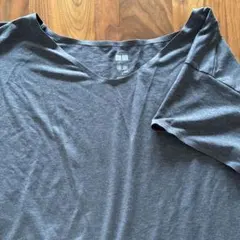 UNIQLO ヨガウェア Vネック Tシャツ グレー Sサイズのサムネイル
