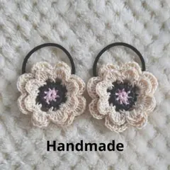ハンドメイド　花のモチーフヘアゴム（ベージュ）