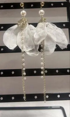 liqui かすみ草パピヨン ピアス | Mercari