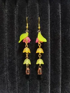 [No.133]鈴蘭とチェコガラスドロップのピアス　朱×橙×黄