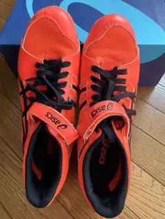 asics オレンジ スパイクシューズ