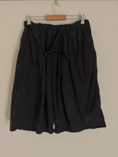 黒のショートパンツ バックル付き