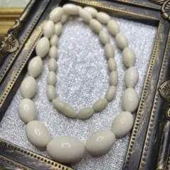 象牙色のネックレス　シンプルオーバルデザイン　セレモニーなど格式のある場にも