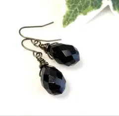 ブルーサンドストーン（紫金石）カットドロップピアス　金古美