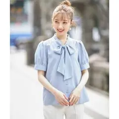 【新品】tocco closetボウタイりぼん半袖ブラウス(ブルー)のサムネイル